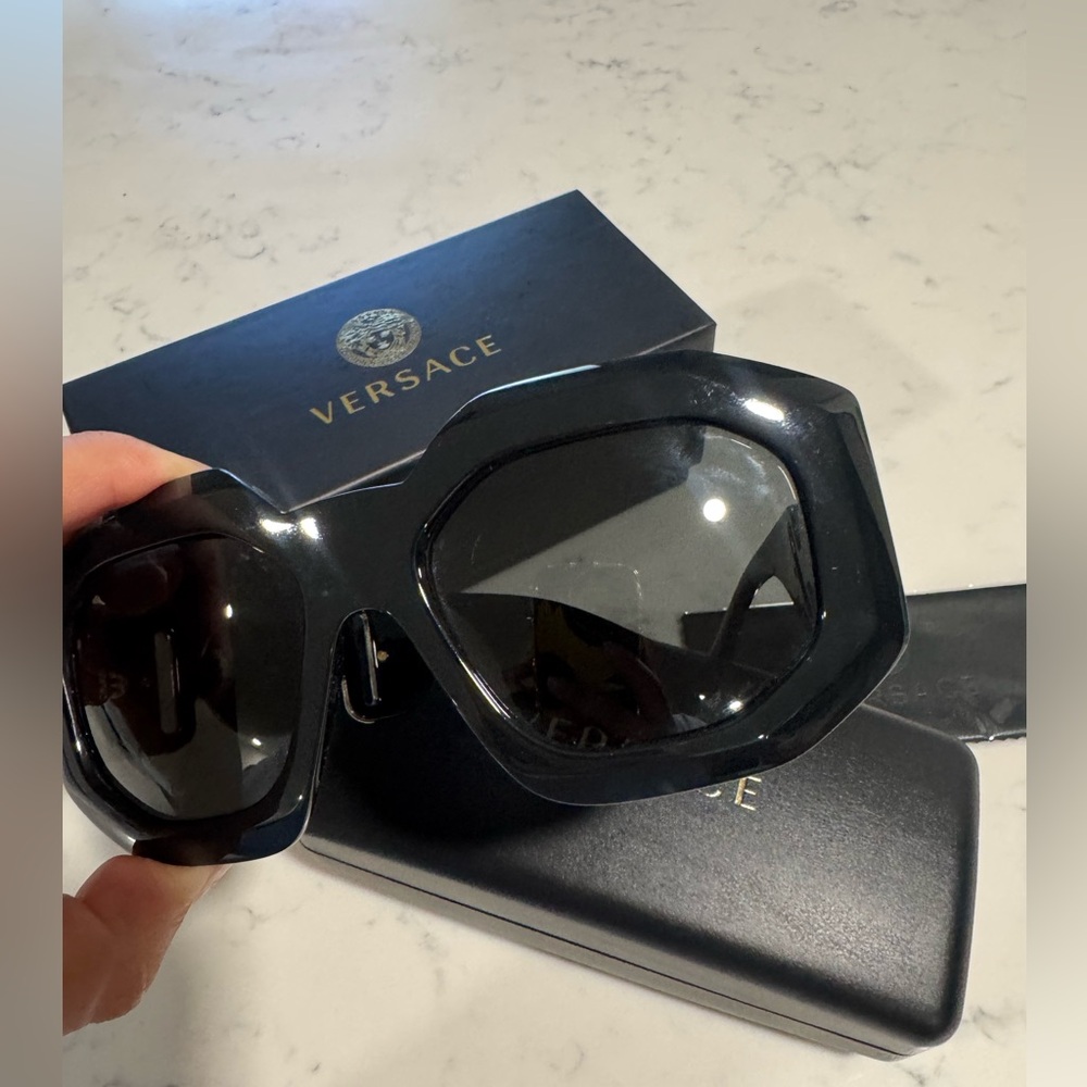 ONE DAY SALE✨
SALE✨Versace Black and Gold Sunglasses Modern Design - Picture 12 of 16